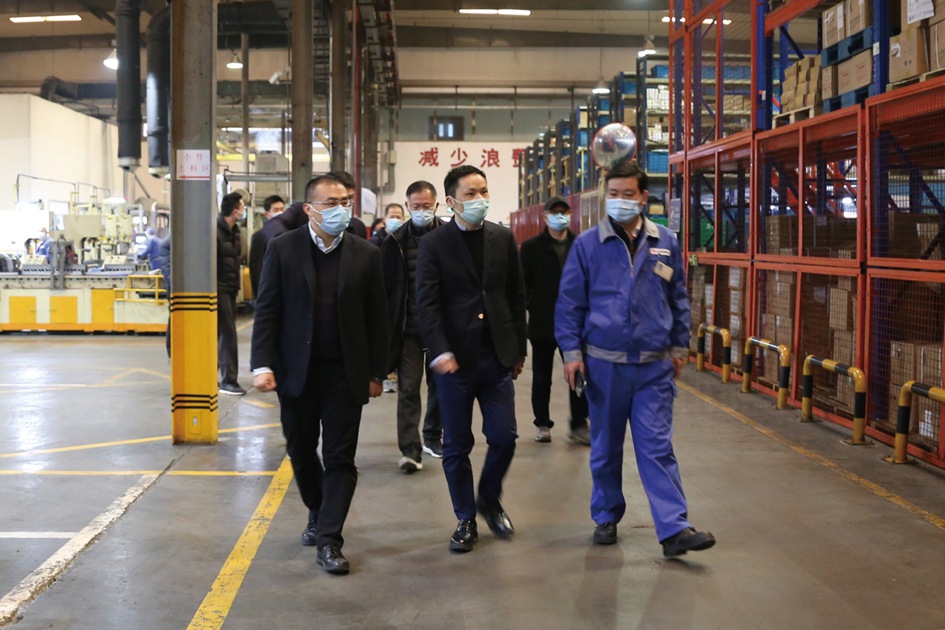 圖為市財(cái)政局副局長、市國資辦副主任徐磊(中)一行檢查公司多缸機(jī)廠.jpg
